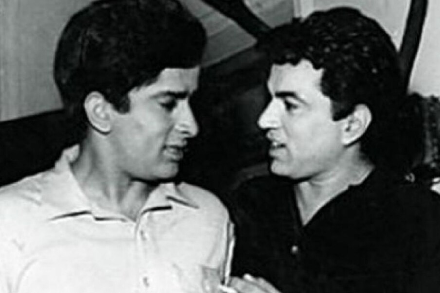 असं म्हटलं जातं की, एक दिवस निराश होऊन धर्मेंद्र स्टेशनवर पोहोचला आणि ट्रेनमध्ये बसला, तेव्हाच मनोज कुमारला याची माहिती मिळाली आणि त्यांनी लगेच स्टेशन गाठलं आणि धर्मेंद्रला ट्रेनमधून उतरवलं. 