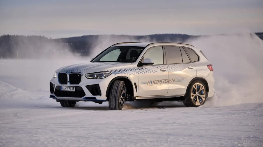 हायड्रोजन इंधनासह वाहने बनवण्याचा प्रयत्न करणारी BMW ही एकमेव कंपनी नाही. होंडाने देखील या आठवड्यात घोषणा केली आहे की ते 2024 मध्ये हायड्रोजन फ्युएल सेल प्लग-इन EV लाँच करेल. हे लोकप्रिय CR-V क्रॉसओवरवर आधारित असेल ज्याने 2023 मॉडेल वर्षासाठी महत्त्वपूर्ण फेसलिफ्ट प्राप्त केले आहे. (फोटो क्रेडिट्स: ixforums.com)