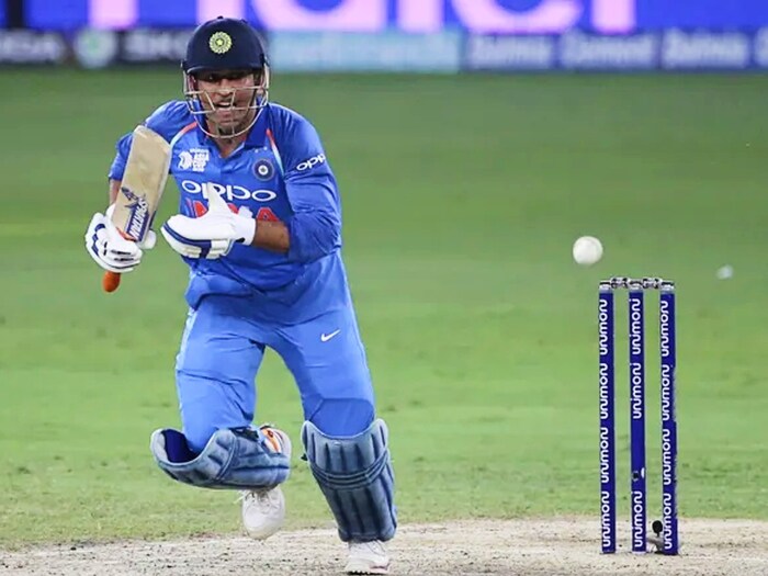 2015 मध्ये बांगलादेश दौऱ्यावर धोनीच्या नेतृत्वाखाली भारताने सलग दोन सामने गमावले होते. पहिल्या वनडेत 308 धावांच्या लक्ष्याचा पाठलाग करताना टीम इंडियाला केवळ 228 धावाच करता आल्या. दुसऱ्या एकदिवसीय सामन्यात 201 धावांच्या लक्ष्याचा पाठलाग करताना यजमानांनी 6 गडी राखून विजय मिळवला.-एपी