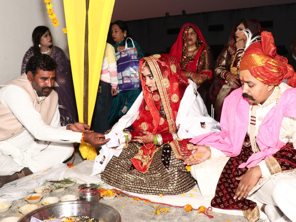 सहारनपूरच्या सावंत खेडी गावचे माजी प्रमुख जगपाल सिंग यांनी समाजासमोर वेगळा आदर्श उभा केला आहे. त्यांनी आपल्या विधवा सुनेचा मोठ्या थाटामाटात पुनर्विवाह करून दिला. सिंग यांनी आपल्या विधवा सुनेचे लग्न तर केलेच, पण मुलीप्रमाणे 'कन्यादान' करून तिची पाठवणी केली. या स्तुत्य निर्णयामुळे संपूर्ण परिसरात त्यांचे कौतुक होत आहे.