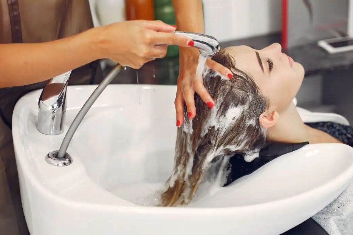 केस धुण्यासाठी कोणतं पाणी वापरावे