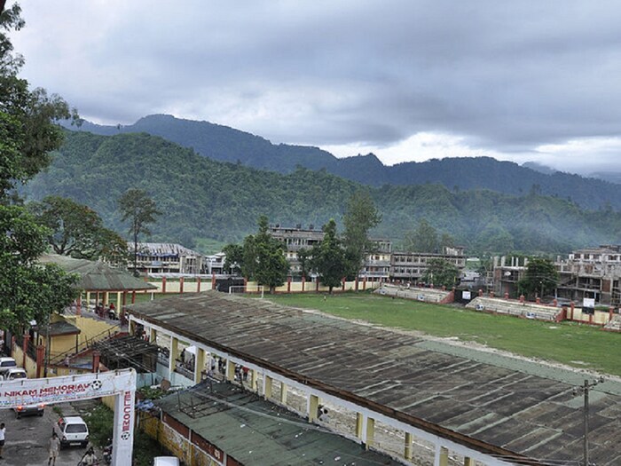 2011 च्या जनगणनेनुसार, अरुणाचल प्रदेशची लोकसंख्या 1,382,611 आणि क्षेत्रफळ 83,743 चौरस किलोमीटर आहे. यात प्रामुख्याने पश्चिमेला मोनपा लोक, मध्यभागी तानी लोक, पूर्वेला ताई लोक आणि राज्याच्या दक्षिणेला नागा लोक राहतात. राजकीयदृष्ट्या येथे अनेक पक्ष आहेत. पण राज्यात भाजपच्या नेतृत्वाखालील एनडीएचे सरकार आहे. पेमा खांडू मुख्यमंत्री आहेत. जे एकेकाळी काँग्रेसचे नेते होते. अरुणाचल विधानसभेत 60 जागा आहेत, ज्यामध्ये भाजपकडे 48 आणि त्याचा मित्रपक्ष एनपीपीकडे 04 जागा आहेत.
