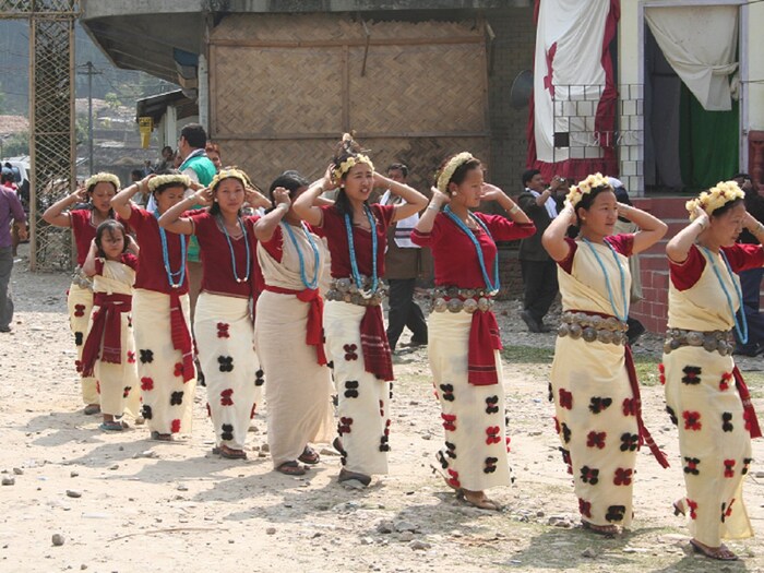 हिमालय पर्वतरांगांचा पूर्वेकडील विस्तार चीनपासून वेगळे करतो. ही पर्वतराजी नागालँडकडे वळते. अरुणाचल प्रदेशचे हवामान सतत बदलत असते. येथे उष्णता तीव्र असते आणि थंडी कमी असते. मे ते सप्टेंबरपर्यंत खूप पाऊस पडतो. त्यामुळे येथे शेती, फळे, फुले, झाडे विपुल प्रमाणात आहेत. (विकी कॉमन्स)