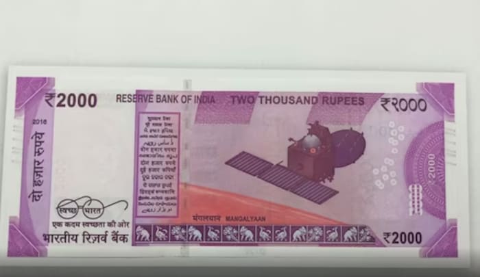 2000 च्या नोटेवर मंगळयानाचे चित्र दिसते. २०१४ मध्ये भारताने ते मंगळावर यशस्वीरित्या पोहोचवले. अशी कामगिरी करणारा भारत हा आशियातील पहिला देश होता. (photo- news18)