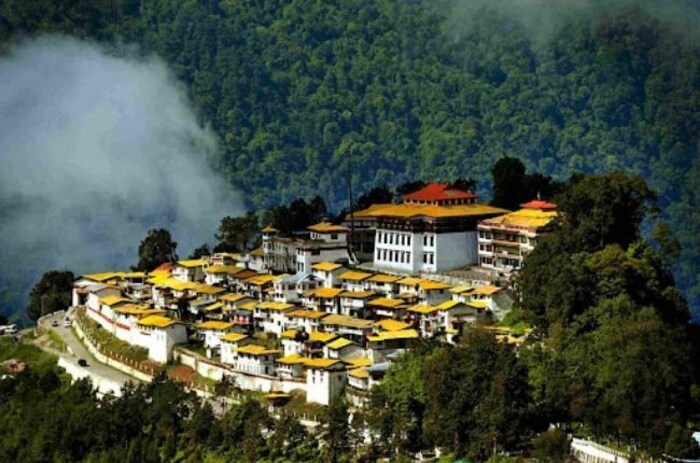 तवांग मठ हे अरुणाचलमधील प्रसिद्ध पर्यटन स्थळांपैकी एक आहे. त्याला गोल्डन नामग्याल ल्हासे असेही म्हणतात. हा मठ सुमारे 200 वर्षे जुना आहे. हे समुद्रसपाटीपासून सुमारे 3000 मीटर उंचीवर वसलेले आहे.