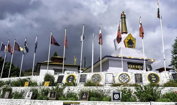 तवांग युद्ध स्मारक 1962 च्या भारत-चीन युद्धात देशाच्या संरक्षणासाठी प्राणांची आहुती देणाऱ्या हुतात्म्यांना समर्पित आहे. (क्रेडिट-शटरस्टॉक)