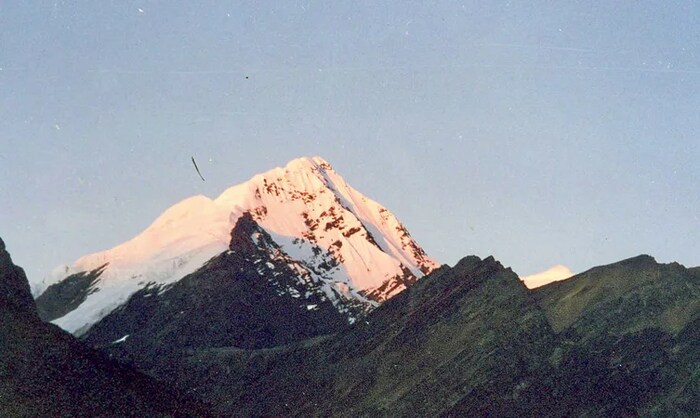 गोरीचेन शिखरावर ट्रेकिंगचा आनंद घेण्यासाठी देश-विदेशातील पर्यटक येतात. अरुणाचल प्रदेशातील हे सर्वात उंट शिखर आहे. हे शिखर समुद्रसपाटीपासून 22 हजार फुटांपेक्षा जास्त उंचीवर आहे.
