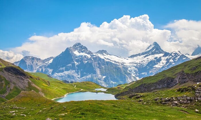 कोयला या बॉलिवूड चित्रपटातील एक प्रसिद्ध गाणे माधुरी तलावावर चित्रित करण्यात आले होते. हा तलाव खडकाळ पर्वतांनी वेढलेला आहे. हे तवांगच्या 30 किमी उत्तर पूर्वेस आणि समुद्रसपाटीपासून 12000 फूट उंचीवर वसलेले आहे.