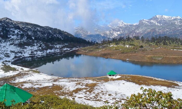 पेंग टेंग त्सो तलाव त्याच्या नैसर्गिक सौंदर्यासाठी ओळखला जातो. हा तलाव त्याच्या अतुलनीय सौंदर्यासाठी जगभर प्रसिद्ध आहे.
