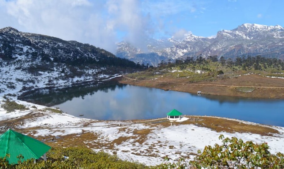 पेंग टेंग त्सो तलाव त्याच्या नैसर्गिक सौंदर्यासाठी ओळखला जातो. हा तलाव त्याच्या अतुलनीय सौंदर्यासाठी जगभर प्रसिद्ध आहे.
