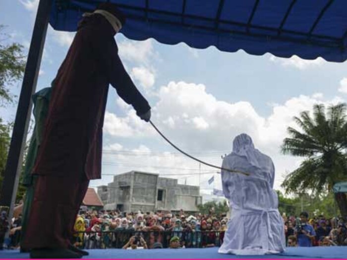 सौदी अरेबिया हा इस्लामिक देश आहे. येथे दारू पिण्यावर बंदी आहे. या देशात दारू पिण्याबरोबरच दारू निर्मिती, दारू विक्री आणि दारू निर्यातीवरही बंदी आहे. सौदी अरेबियामध्ये दारू विकताना किंवा मद्यपान करताना पकडलेल्या व्यक्तीला कठोर शिक्षा दिली जाते. जर कोणी स्थानिक व्यक्ती दारू पिताना पकडली गेली तर त्याला दीर्घकाळ तुरुंगात राहावे लागू शकते. यासोबतच आरोपीला चाबकाची शिक्षा देण्याचीही तरतूद आहे. सौदी अरेबियाच्या राज्याला भेट देणाऱ्या पर्यटकांनाही या नियमांचे पालन करण्याचे आदेश दिले आहेत.