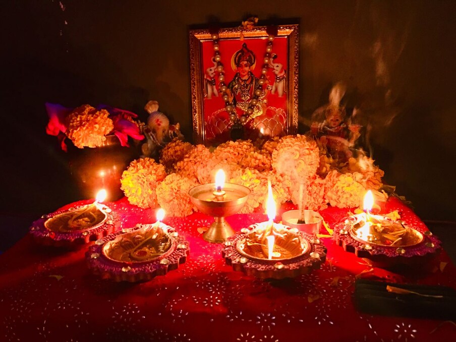 या मंदिराविषयी आणखी एक लोककथा प्रचलित आहे. आजारी शिष्याला एका महिलेने मदत केल्याचे सांगितले जाते. साधूने त्या महिलेला गाव सोडण्यास सांगितले. सोबतच मागे वळून गावाकडे पाहू नका, अशा सूचना देण्यात आल्या. मात्र, काही अंतर गेल्यावर महिलेने मागे वळून पाहिले आणि त्याच्यासोबत तिची दगडी मूर्ती बनली. (बातमी 18/ फाइल फोटो) (सूचना : येथे दिलेली माहिती धार्मिक श्रद्धेवर आधारित आहे. याला कोणताही शास्त्रीय पुरावा नाही. न्यूज 18 लोकमत त्याची हमी देत नाही.)