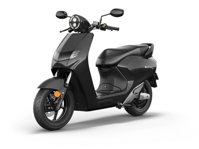 Bounce Infinity E1 इलेक्ट्रिक स्कूटरला 2 kWh 48V 39 Ah स्वॅप करण्यायोग्य बॅटरी मिळते. तिची किंमत 79,999 पासून सुरू होते. EV चा टॉप स्पीड 65 kmph आहे. हे एका चार्जवर 85 किलोमीटरपर्यंत चालवता येते. यात इको आणि स्पोर्ट असे दोन राइड मोड आहेत. (न्यूज18 फाइल)
