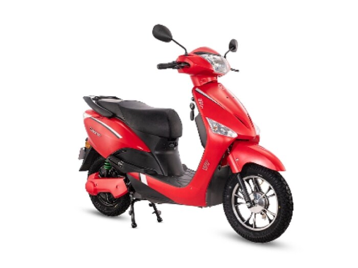 Hero Optima CX 550W BLDC मोटरद्वारे चालणारी स्कूटर आहे, तिला 52.2V, 30Ah लिथियम फॉस्फेट बॅटरी मिळते. पूर्ण चार्ज होण्यासाठी 4-5 तास लागतात. स्कूटरची किंमत रु. 62,190 पासून सुरू होते. डबल बॅटरी व्हेरियंट सिंगल चार्जवर 140 किमीच्या रेंजसह आणि 45 किमी/ताशी टॉप स्पीड मिळतो. (न्यूज18 फाइल)