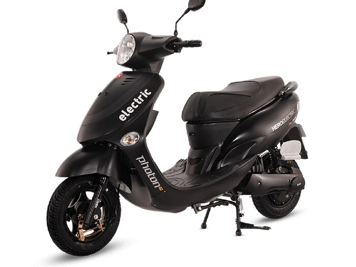 हिरो इलेक्ट्रिक फोटॉनला 72V 26 Ah बॅटरी पॅक मिळतो, 1200W मोटरशी तो जोडलेला असतो. बॅटरी 5 तासांत पूर्ण चार्ज होते आणि पूर्ण चार्ज केल्यावर 90 किमीच्या रेंजचा कंपनीकडून दावा केला जातो. या इलेक्ट्रिक स्कूटरचा टॉप स्पीड 45 किमी/तास आहे. वैशिष्ट्यांच्या बाबतीत, यात एलईडी हेडलाइट आणि टेल लाइट तसेच अलॉय व्हील्स मिळतात. त्याची किंमत रु.80,790 पासून सुरू होते. (न्यूज18 फाइल)