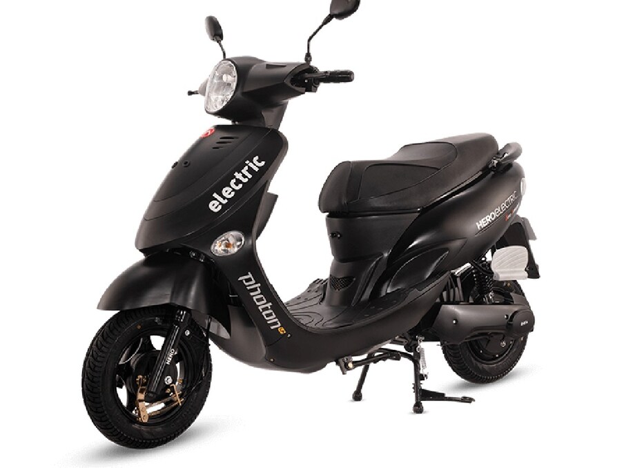 हिरो इलेक्ट्रिक फोटॉनला 72V 26 Ah बॅटरी पॅक मिळतो, 1200W मोटरशी तो जोडलेला असतो. बॅटरी 5 तासांत पूर्ण चार्ज होते आणि पूर्ण चार्ज केल्यावर 90 किमीच्या रेंजचा कंपनीकडून दावा केला जातो. या इलेक्ट्रिक स्कूटरचा टॉप स्पीड 45 किमी/तास आहे. वैशिष्ट्यांच्या बाबतीत, यात एलईडी हेडलाइट आणि टेल लाइट तसेच अलॉय व्हील्स मिळतात. त्याची किंमत रु.80,790 पासून सुरू होते. (न्यूज18 फाइल)