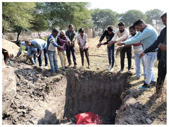 हिंदू धर्मात गाईला माता म्हटले जाते. हिच भावना ठेवून एका कुटुंबाने गाईचा अंत्यविधी माणसांसारखा केला आहे. मध्य प्रदेशमधील बीना येथील गायीच्या मृत्यूने शिवाजी वॉर्डातील नागरिकांमध्ये शोककळा पसरली होती. आपली लाडकी सुदामा गाय आता राहिली नाही हे परिसरातील लोकांना समजताच त्यांनी दुःखी अंत:करणाने अंतिम निरोपाची तयारी सुरू केली. लोकांनी कुटुंबातील सदस्याप्रमाणे सुदामा गायीचा अंत्यसंस्कार केला.