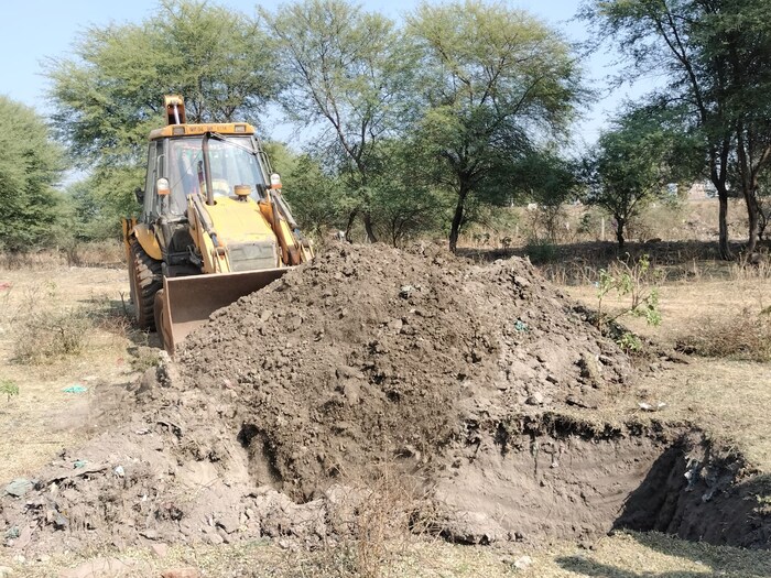 ते पुढे म्हणाले, 'आमच्या गाईचे नाही तर आईचं निधन झालंय. त्यामुळे तिच्यावर कुटुंबातील सदस्याप्रमाणे अंत्यसंस्कार करण्यात आले आहेत.
