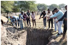 PHOTO: उपकार दुधाचे! कुटुंबातील सदस्याप्रमाणे गायीचे अंत्यसंस्कार, साडी नेसवून..
