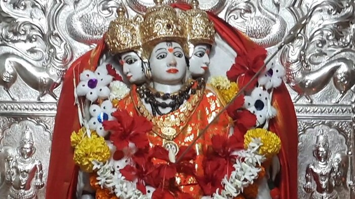 दोन मजली असलेले मंदिर हे मुख्य मंदिर आणि सभागृह अशा स्वरूपाचे आहे. समोर गेटबाहेर दोन्ही बाजूला पार आणि गेटवर सिंहांची प्रतिकृती आहे. मंदिराच्या समोरच कामदार दत्तू राऊत यांची अस्थी समाधी आहे.