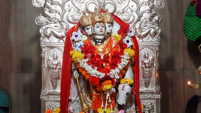 मेहता यांनी राजस्थानहून कारगीर बोलावून या विल्सन यांच्या पुतळ्याच्या संगमरवरी दगडापासून सुबक अशी दत्त मूर्ती बनवली.दत्त मंदिराचे बांधकाम पूर्ण झाल्यानंतर या मूर्तीची प्राणप्रतिष्ठा करण्यात आली