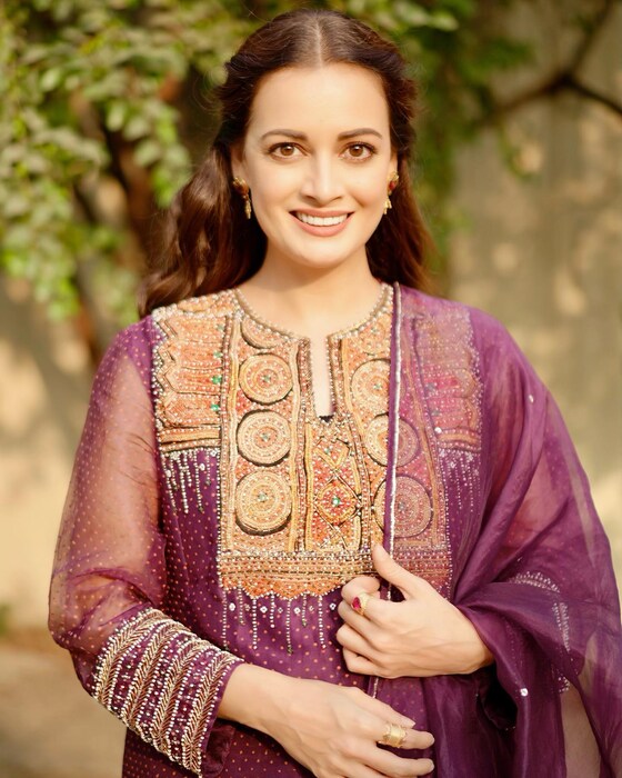 बॉलिवूडची सुंदर अभिनेत्री दिया मिर्झाचा आज वाढदिवस आहे. तिच्या वाढदिवशी तिच्याविषयी काही खास गोष्टी जाणून घेऊया. 