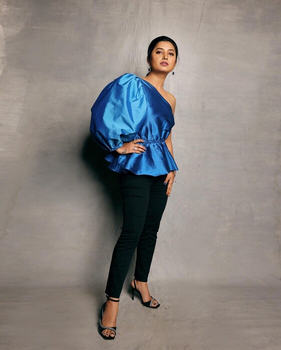 प्राजक्ता सोशल मीडियावर सक्रिय असून कायमच निरनिराळे फोटोशूट शेअर करत असते. 