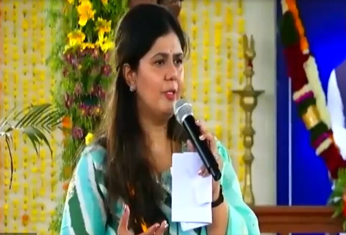  राजकारणातून मला ब्रेक हवा आहे. त्यामुळे दोन महिने मी मुलासोबत सुट्टीवर जाणार असल्याचा निर्णय पंकजा मुंडे यांनी घेतला आहे.