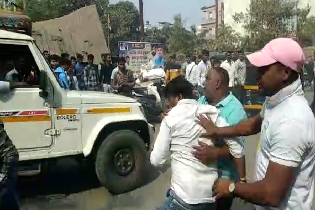 आज दुपारी हे दोन्ही गट रस्त्याच्या कामाच्या पाहणीच्या निमित्ताने समोर समोर आले आणि रस्त्याच्या कामावरून दोघांमध्ये वाद झाला.