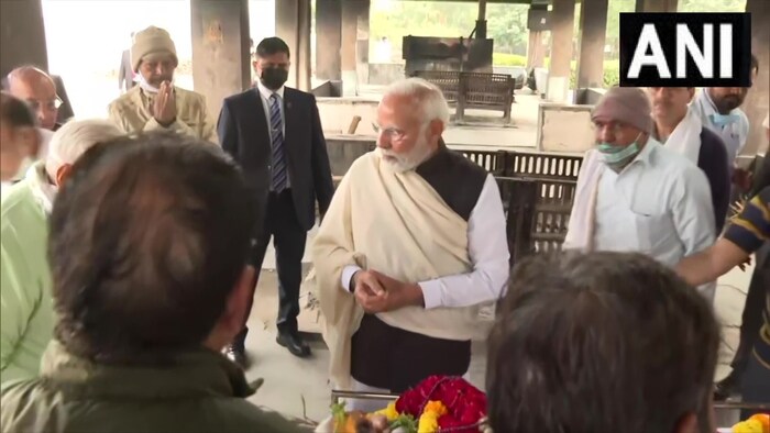 आईमध्ये मला नेहमीच एक त्रिमूर्ती दिसली. ज्यात एका तपस्वीचा प्रवास, निष्काम कर्मयोगीचं प्रतिक आणि मूल्यांबद्दल कटिबद्ध जीवन होतं.