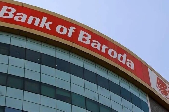 Bank of Baroda ने आपल्या व्याजदरात वाढ केल्याने EMI देखील वाढले आहेत. त्यामुळे ग्राहकांचं बजेट कोलमडलं आहे. 25 ते 30 बेसिस पॉईंटने टेन्यूयरनुसार व्याजदरात वाढ केली आहे. हे नवे दर 12 डिसेंबरपासून लागू होणार आहेत. 