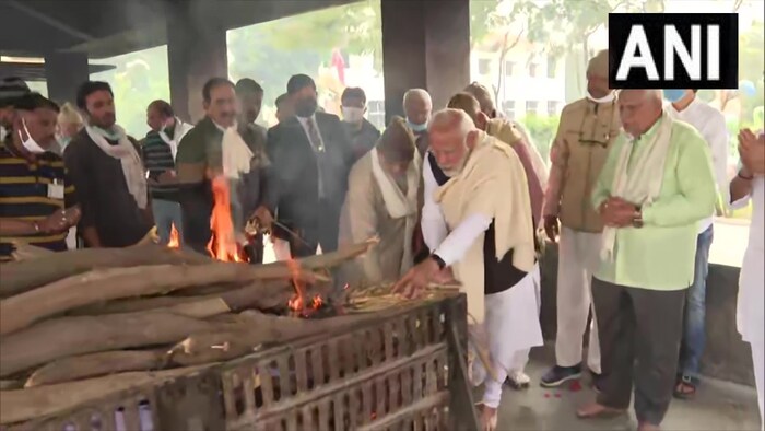 पंतप्रधान नरेंद्र मोदी यांच्या आईचा जन्म 18 जून 1923 रोजी गांधीनगर इथे झाला.
