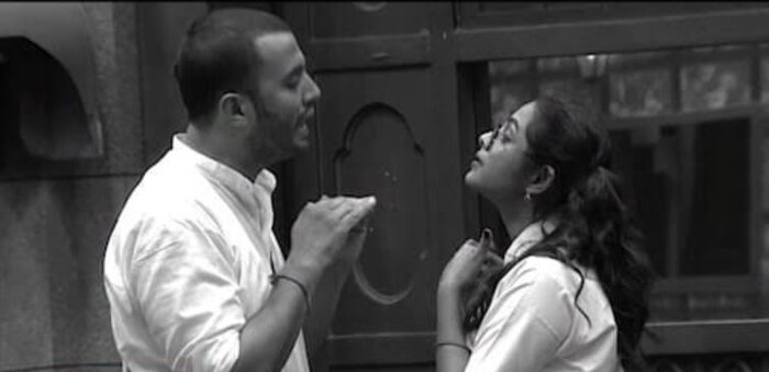 तर दुसरीकडे अभिनेता प्रसाद जवादे आणि अमृता धोंगडे यांनी जिंकावं अशा प्रतिक्रिया समोर येत आहेत. 