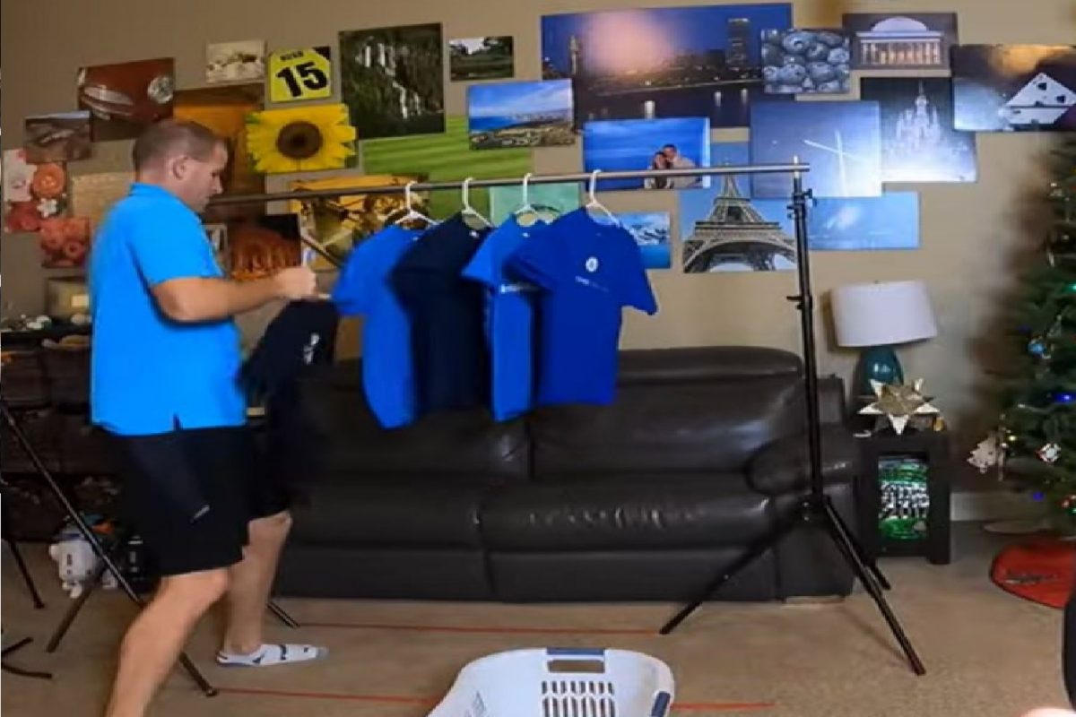 हँगरला कपडे लटकवण्याचा वर्ल्ड रेकॉर्ड.