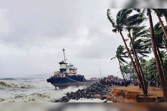 Cyclone Mandous Mumbai : मेंडोस चक्रिवादळाचा महाराष्ट्राला तडाखा, ऐन थंडीत मुंबईसह राज्यात पाऊस बरसणार