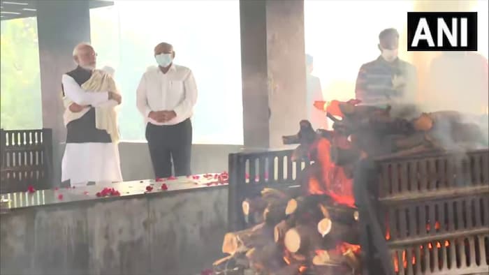 शानदार शताब्दीचं देवाच्या चरणी विश्रांती असं म्हणत पंतप्रधान नरेंद्र मोदी यांनी आईच्या निधनानंतर शोक व्यक्त केला.