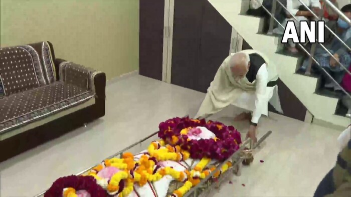 पंतप्रधान नरेंद्र मोदी यांनी काही दिवसांपूर्वी आईचा 100 वा वाढदिवस एकत्र साजरा केला होता.