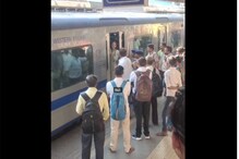 VIDEO - गर्दीत चढायला न मिळाल्याने महिला प्रवाशाने रोखली ट्रेन; हातपाय जोडूनही ऐकली नाही शेवटी लोको पायलटने...
