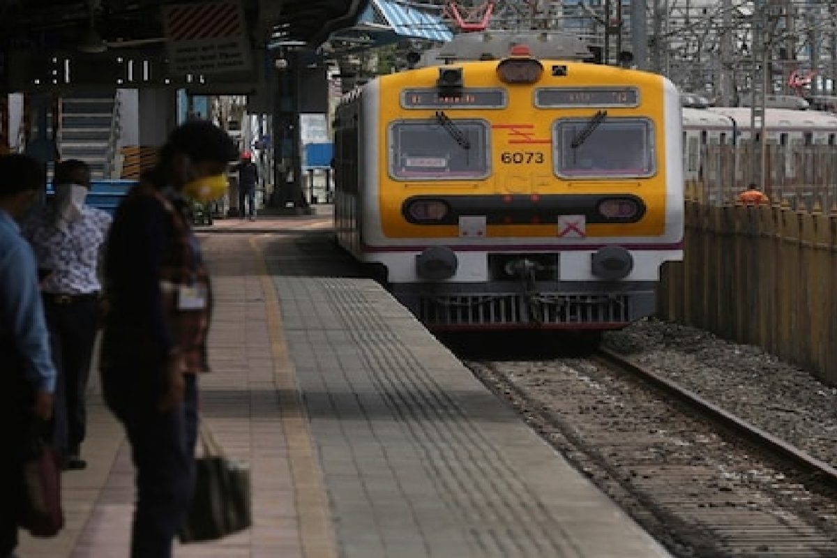 Mumbai : नवीन वर्षाच्या स्वागतासाठी विशेष लोकल धावणार, पाहा संपूर्ण वेळापत्रक