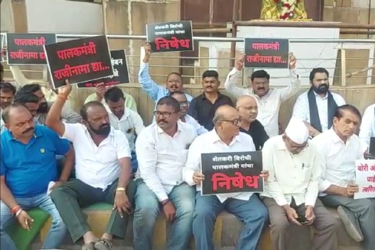 नागपुरात मुख्यमंत्री, उपमुख्यमंत्र्यांचं 'हम साथ साथ है'; मालेगावात भाजप, शिंदे गटात दुफळी