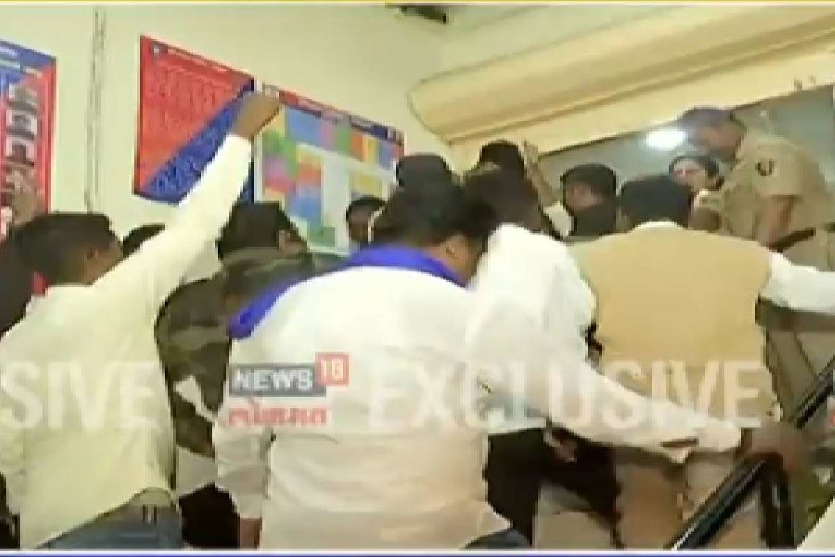 पोलीस ठाण्यात समर्थकांची गर्दी