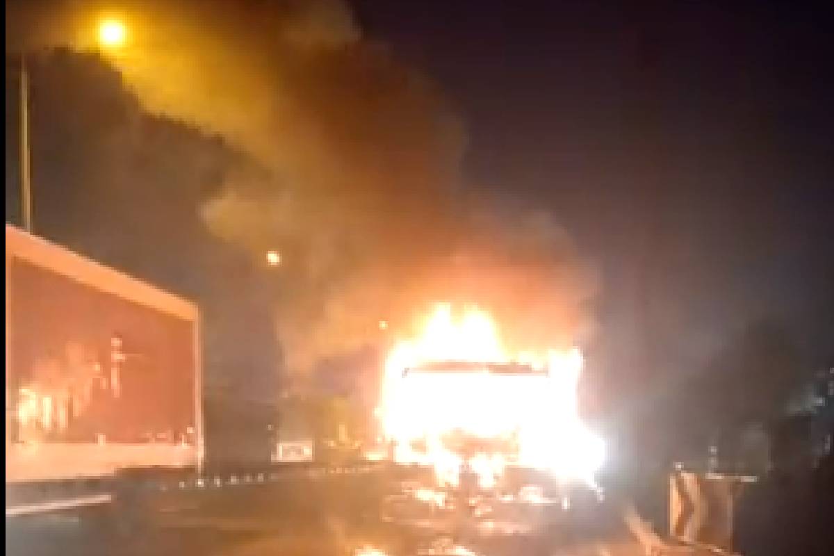 कंटेनरला आग लागली