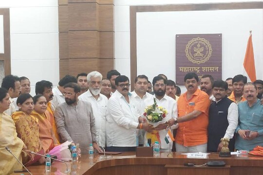 ठाकरे गटाच्या माजी नगरसेवकांचा शिंदे गटात प्रवेश  