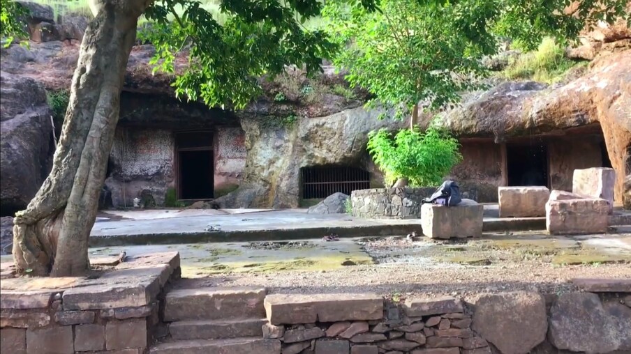 श्री क्षेत्र जोतिबा येथे वडणगे, कुशिरे मार्गाने जाताना पोहाळे येथील बुद्धकालीन लेणी हे देखील भेट देण्यासाठी अत्यंत चांगले ठिकाण आहे. कोल्हापूरपासून १५ किमी अंतरावर ही लेणी आहेत. रोडवरून थोड्या आतल्या बाजूला गेल्यानंतर डोंगराच्या कुशीत ही लेणी देखील पाहता येतात.