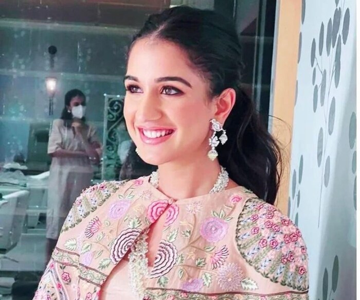राधिका ही अनेक वर्ष 'श्री निभा आर्ट आर्ट फाउंडेशन'च्या संस्थापिका 'गुरू भावना ठाकर' यांच्याकडे भरतनाट्यमचं शिक्षण घेत आहे. 