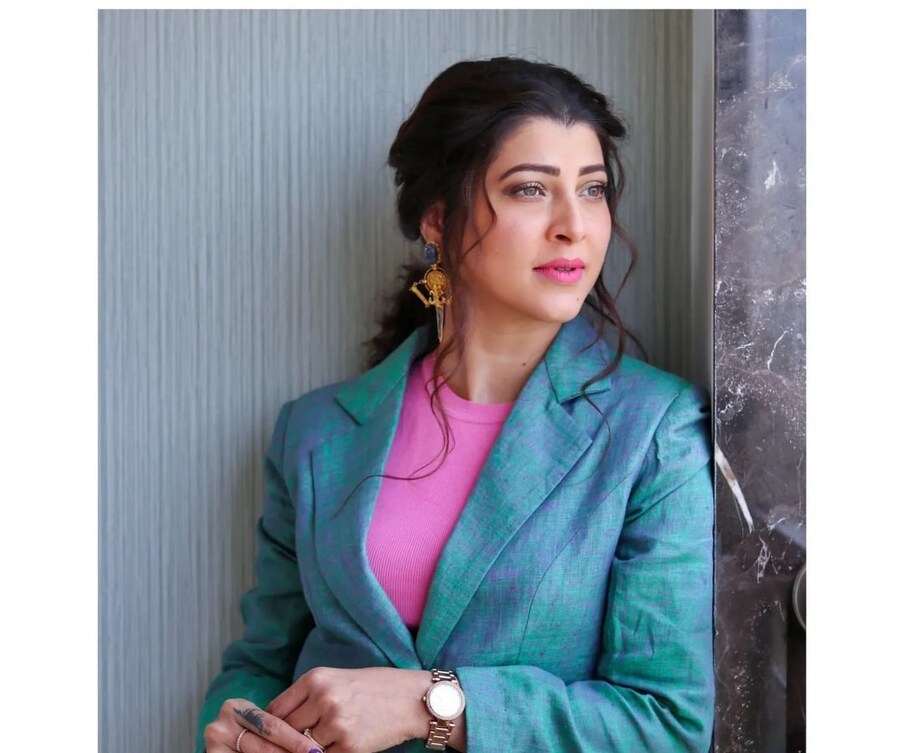 ''त्यावेळी संजय दादानं मला हातावर मेहंदी काढायची नाही, असं सांगितलं होतं. त्यामुळे मी स्वत: लग्न असताना मेहंदी काढली नव्हती. पण दुसऱ्या दिवशी बाबांनी सकाळी पेपरमध्ये दुनियादारीची बातमी वाचली, त्यात कुठेही माझं नावं नव्हतं. त्यानंतर मी सगळ्यांना फोन करून विचारलं पण कुणीच नीट उत्तर दिली नाहीत.''