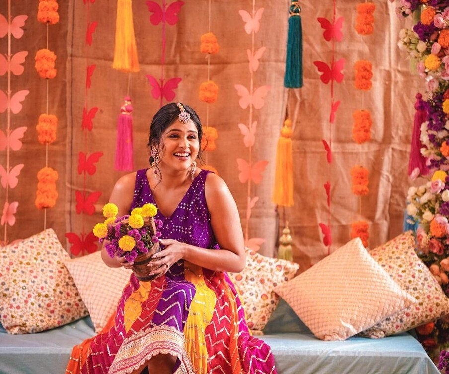 अक्षयाचा मेहंदीचा लूक पाहायला मिळत आहे. यात ती फारच सुंदर दिसत आहे. तसेच तिने मेहंदीसाठी परिधान केलेल्या ड्रेसही फारच हटके आहे.