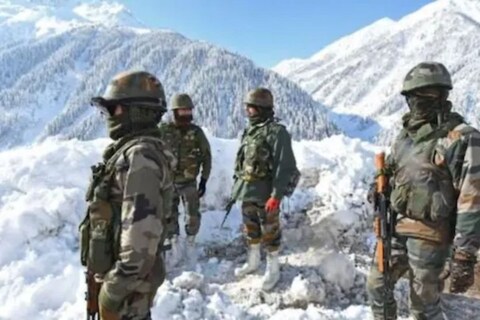अरुणाचल प्रदेशातील तवांग जिल्ह्यात प्रत्यक्ष नियंत्रण रेषेवर (LAC) भारतीय आणि चिनी सैन्यांमध्ये झालेल्या चकमकीत दोन्ही बाजूंचे अनेक सैनिक जखमी झाल्याची माहिती आहे. ही घटना 9 डिसेंबरची आहे.
