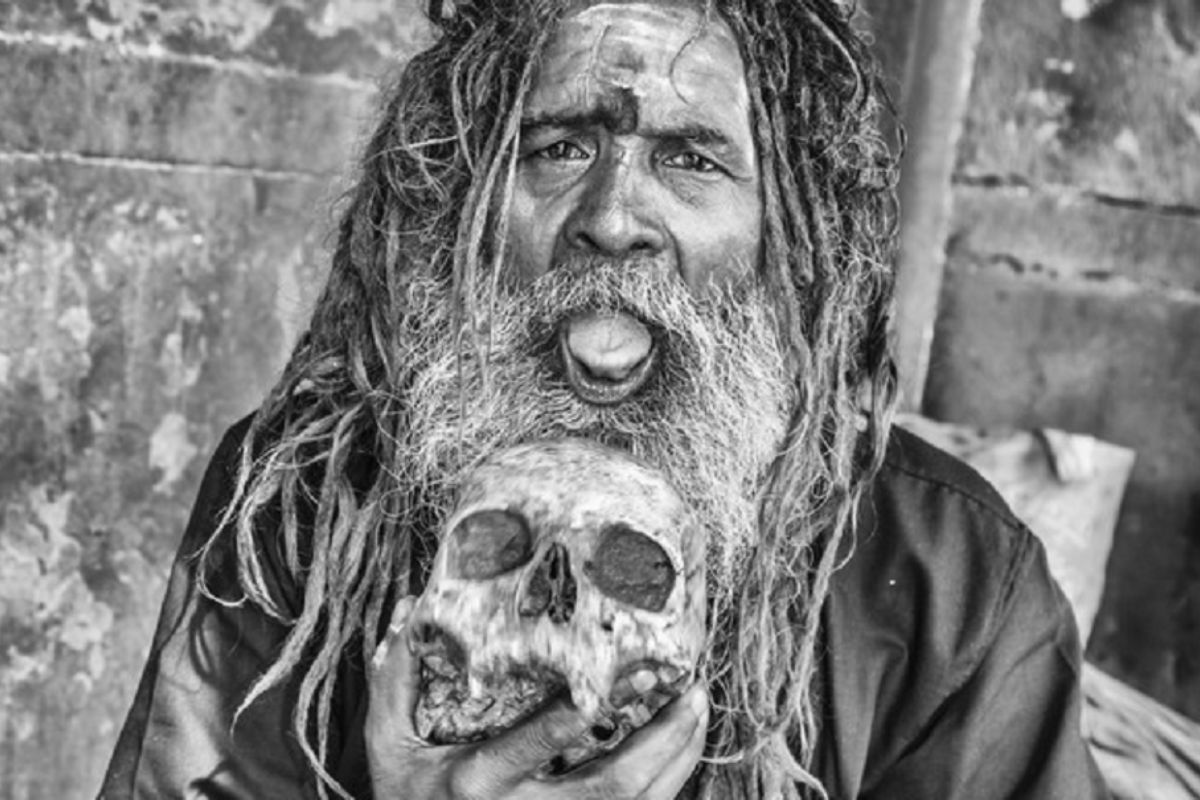 अघोरींबद्दलच्या गोष्टी: कच्चे मानवी मांस खाण्यापासून ते प्रेताशी शारीरिक संबंधांपर्यंत