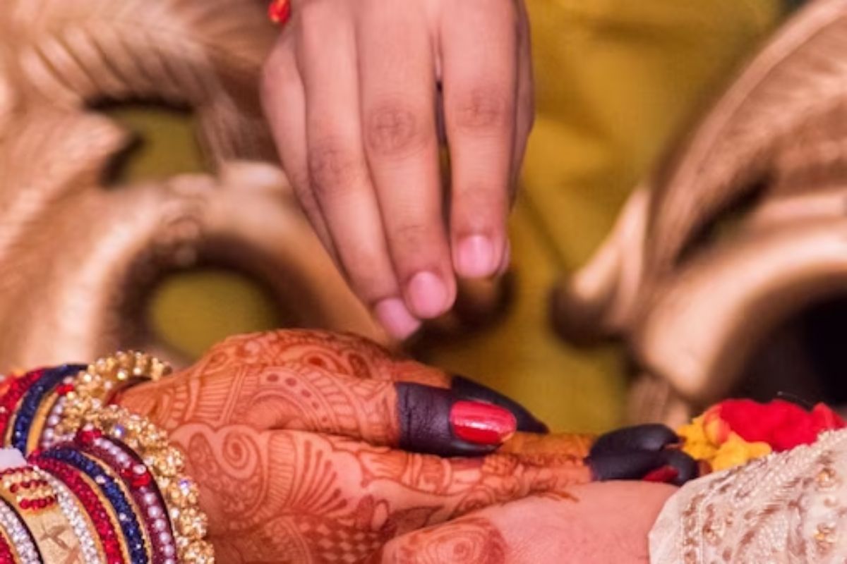 मुलीच्या लग्नात नाचता-नाचता अचानक कोसळले; पित्याचा हृदयद्रावक शेवट, नवरीनं घेतला हा निर्णय